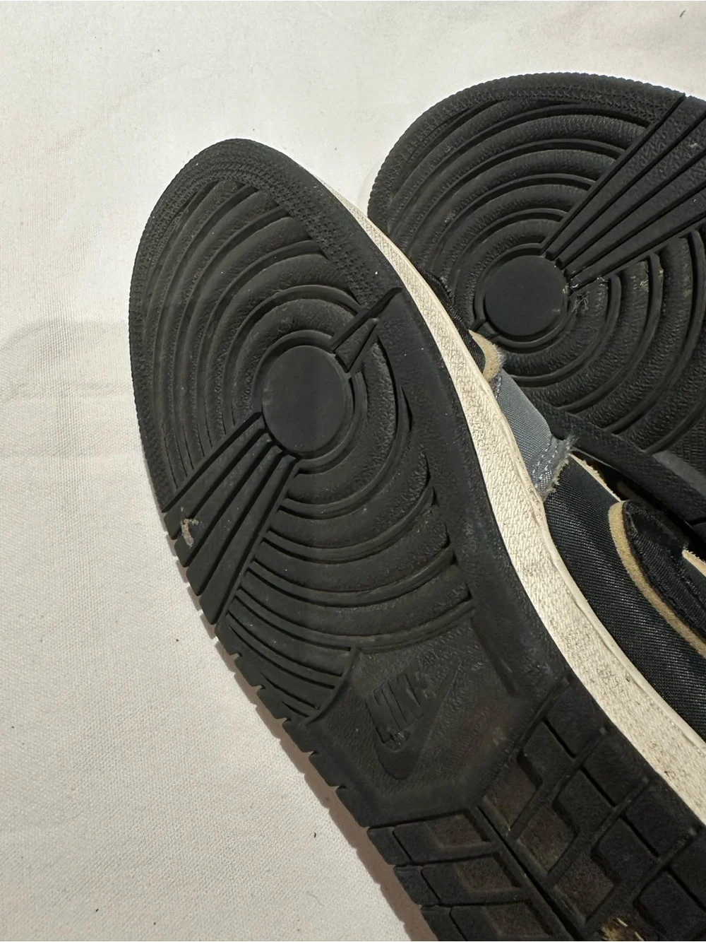 Nike Men’s Low-Top Sneakers in Black, Gray and Cream